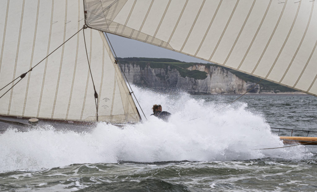 Mariquita, le plan Fife devant les falaises normandes lors de la dernière épreuve de la Richard Mille Cup. 